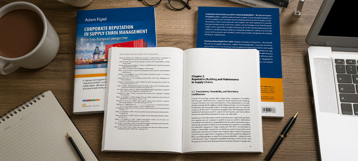 Monografia naukowa Corporate Reputation in Supply Chain Management, edu-Libri, otwarta na rozdziale obok laptopa